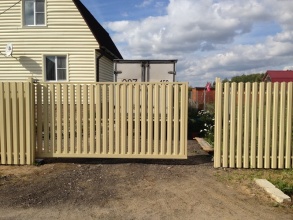 Ворота откатные из евроштакетника - пример 12 фото в Кореновске