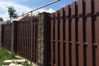 Забор из евроштакетника с кирпичными столбами 25 метров фото в Кореновске