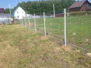 Забор из сетки рабицы в натяг с протяжкой арматуры 30 метров фото под ключ с установкой
