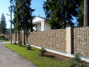 Кирпичный забор на ленточном фундаменте 8 соток фото с установкой