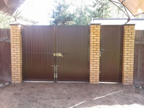 профнастил с распашными воротами - пример 11 фото в Кореновске