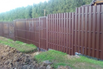 Забор из евроштакетника с утрамбовкой щебнем 300 метров фото стоимость под ключ