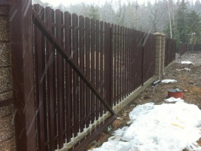 Забор из евроштакетника в шахматном порядке 122 метра фото в Кореновске