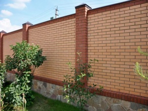 Кирпичный забор сплошной 80 метров фото в Кореновске