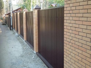 Забор из профнастила с кирпичными столбами 72 метра фото в Кореновске