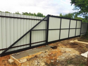 Откатные ворота с ручным управлением - пример 1 фото в Кореновске