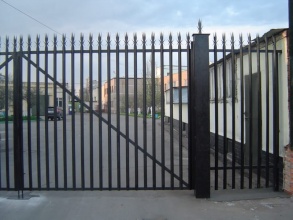 Сварные заборы с бетонированием столбов 12 метров фото в Кореновске