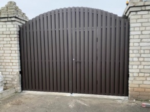 Ворота распашные из евроштакетника - пример 2 фото в Кореновске