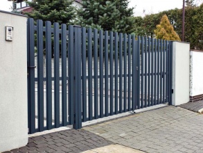 Ворота распашные из евроштакетника - пример 6 фото с установкой