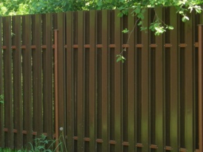 Забор из евроштакетника с бетонированием столбов 12 метров фото в Кореновске