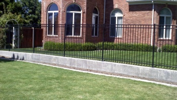 Сварные заборы на ленточном фундаменте 80 метров фото в Кореновске