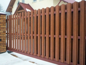 Забор из евроштакетника с кирпичными столбами 200 метров фото в Кореновске