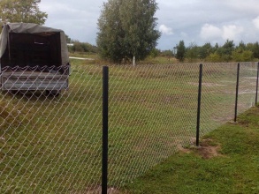 Забор из сетки рабицы в натяг 12 метров фото в Кореновске