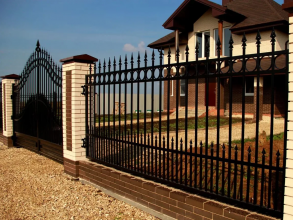 Сварные заборы с кирпичными столбами 12 метров фото в Кореновске