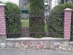 Сварные заборы с кирпичными столбами 80 метров фото в Кореновске