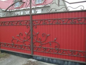 Кованые заборы с профнастилом 150 метров фото в Кореновске