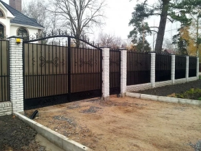 Сварные заборы с кирпичными столбами 150 метров фото под ключ