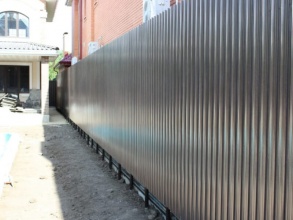 Забор из евроштакетника на ленточном фундаменте 57 метров фото в Кореновске