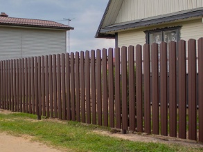 Забор из евроштакетника с забивными столбами 200 метров фото в Кореновске