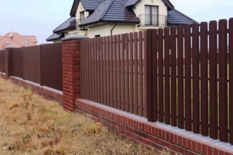 Забор из евроштакетника с кирпичными столбами 8 соток фото в Кореновске