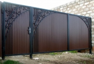 Распашные ворота из профнастила - пример 1 фото в Кореновске